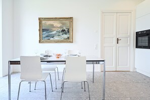 Huoneisto, 2 makuuhuonetta, patio, näköala puutarhaan | Ruokasali