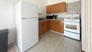 Superior Studio Suite, 1 Katil Ratu (Queen), Non Smoking, Kitchen | Dapur peribadi | Pembancuh kopi/teh, peti sejuk, ketuhar gelombang mikro, ketuhar 