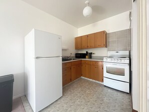 Superior Studio Suite, 1 Queen Bed, Non Smoking, Kitchen | Private kitchen
