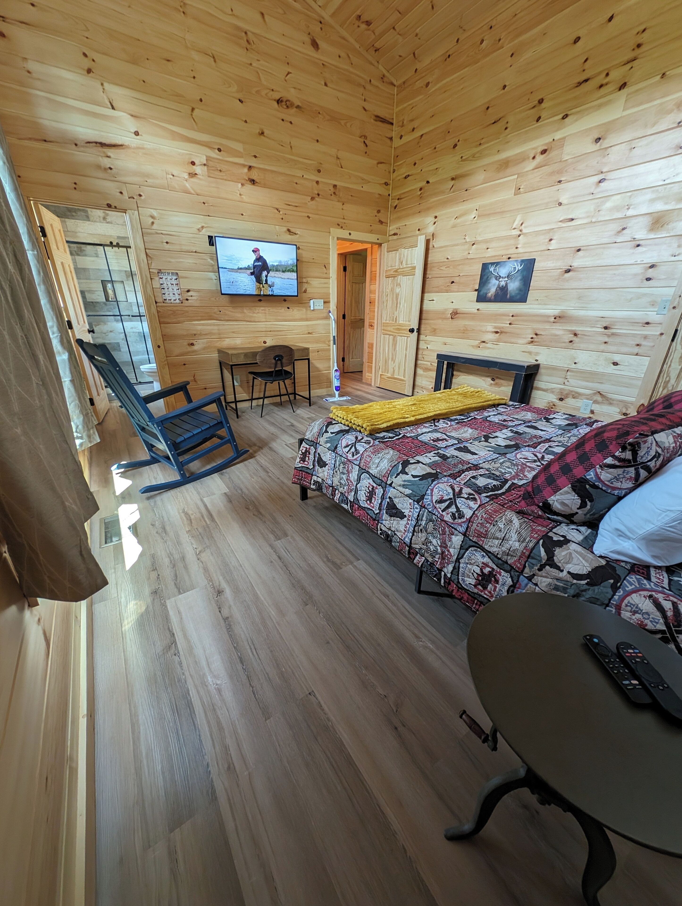 6 bedrooms, desk, WiFi, bed sheets