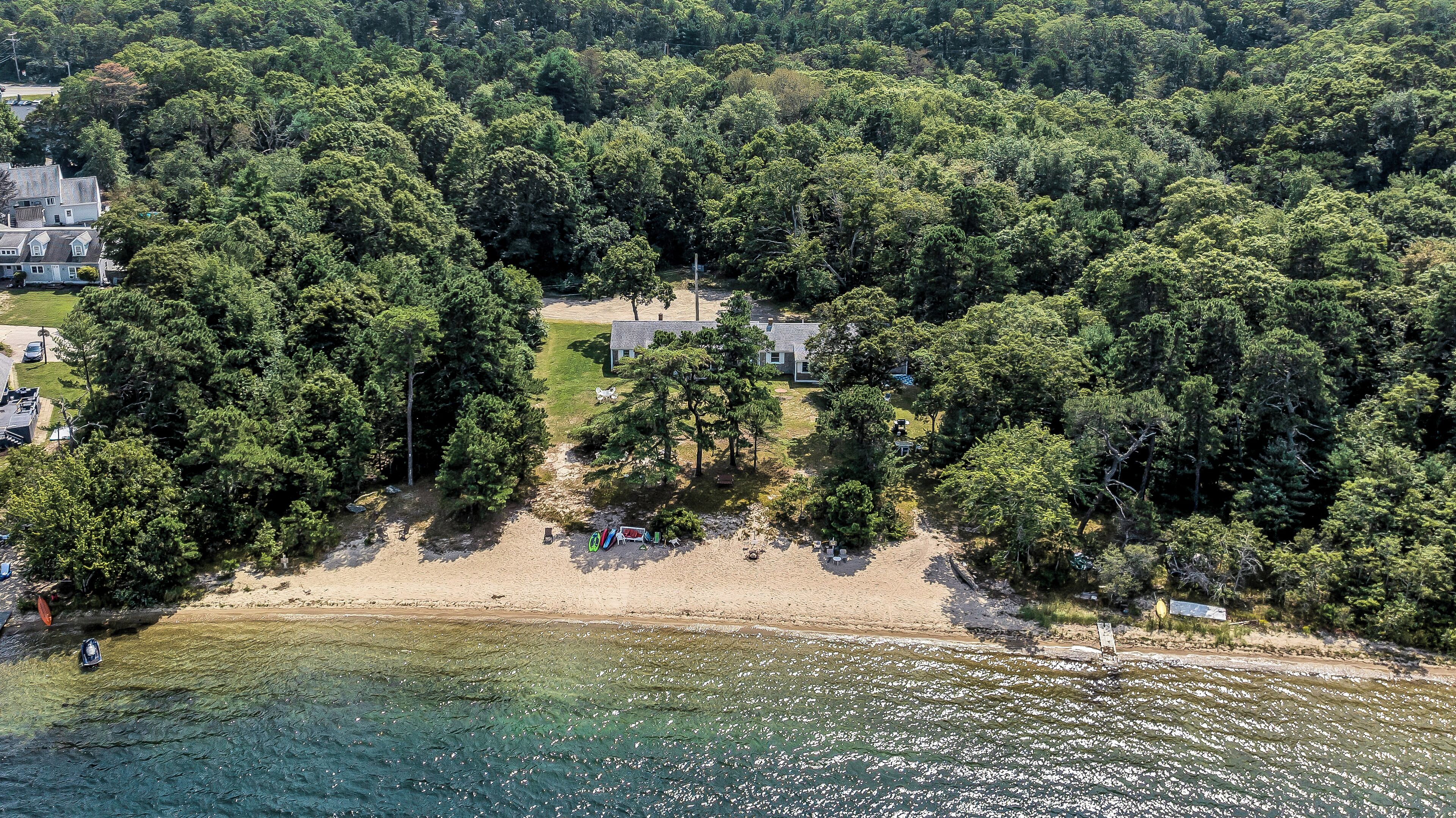 2 BR Waterfront Retreat Canoes TV  Wi-fi  Beach 
