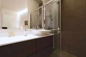 Dusche, Haartrockner, Handtücher
