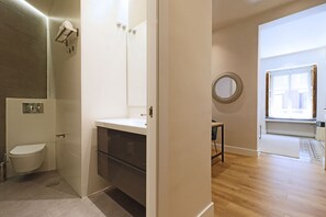 Douche, séchoir à cheveux, serviettes fournies