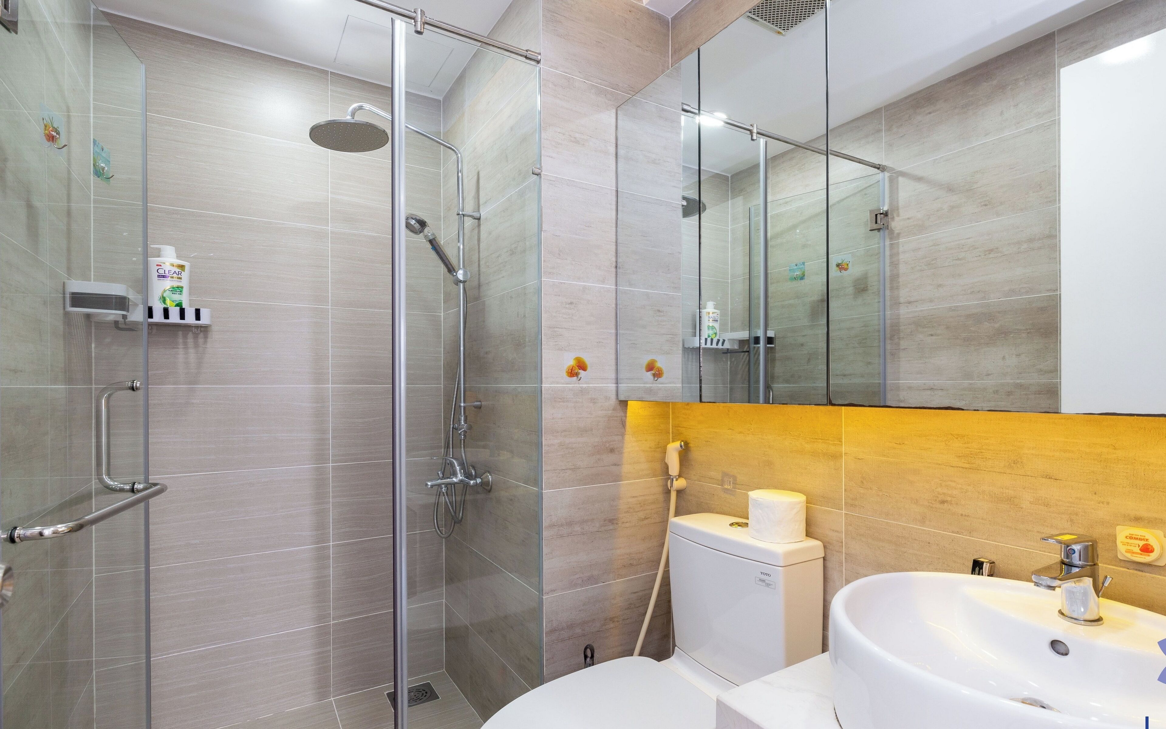 Regadera con hidromasaje y amenidades de baño de diseñador 