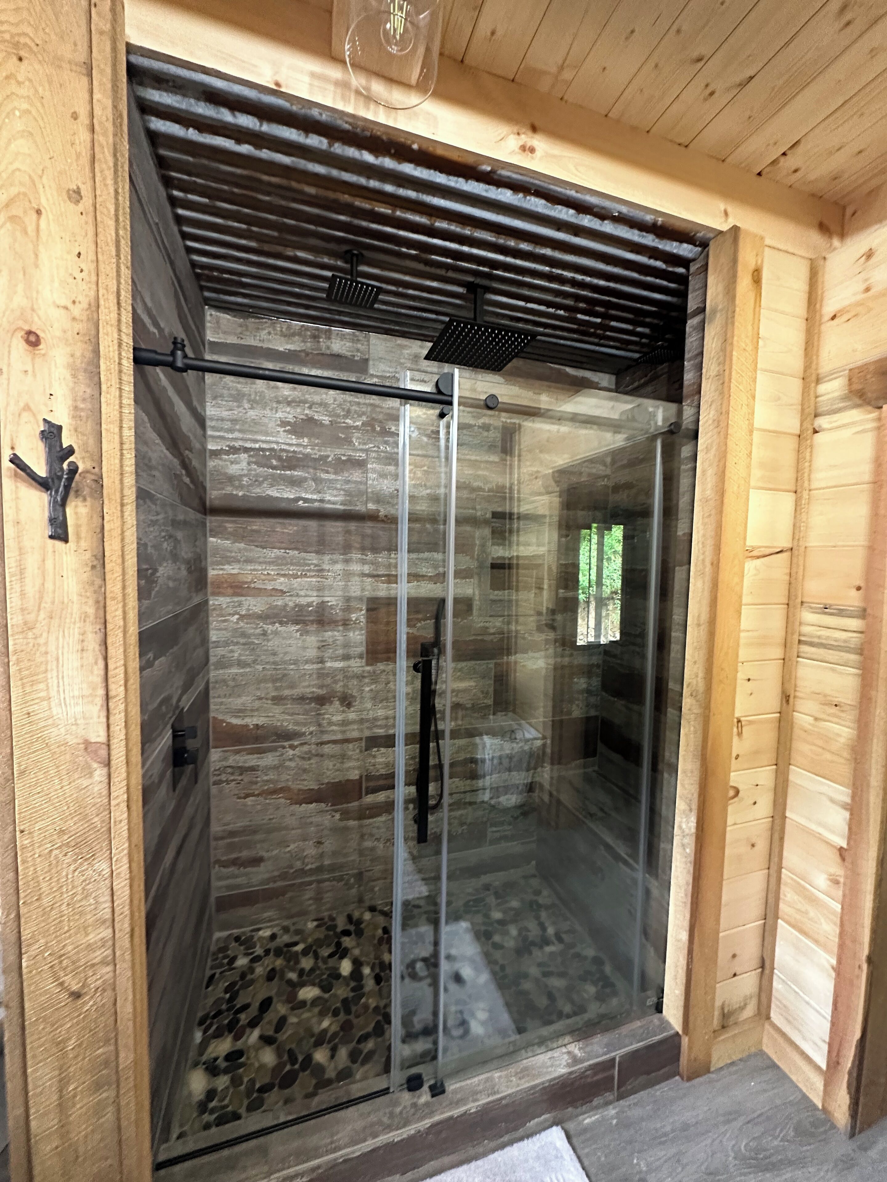 Een douche, een haardroger, handdoeken, toiletpapier