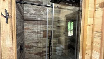 Een douche, een haardroger, handdoeken, toiletpapier