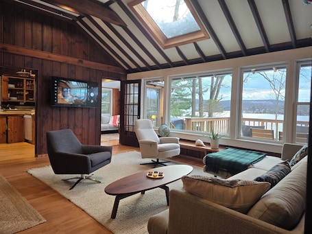 Smart TV, fireplace. Charming 2-bedroom cabin with a stunning view