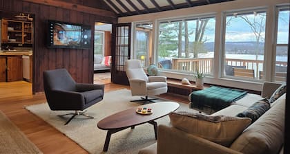 Charming 2-bedroom cabin with a stunning view