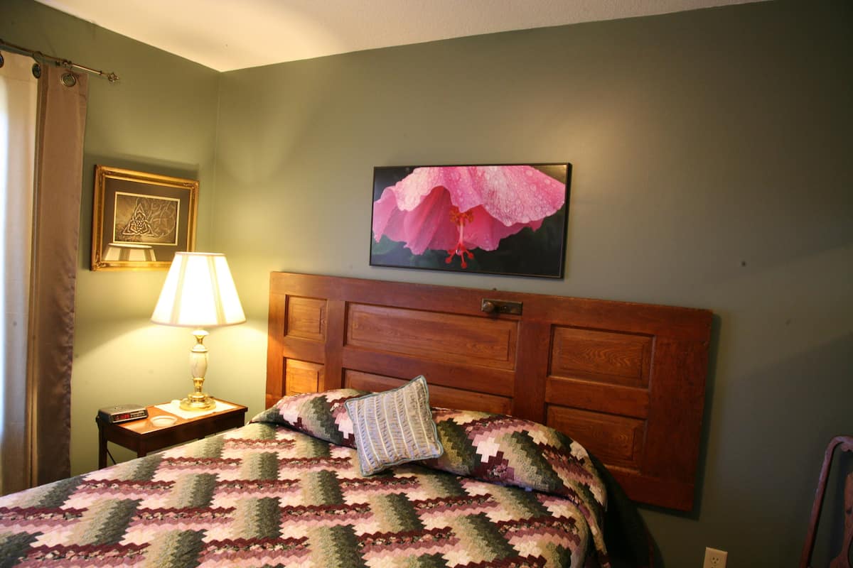 Classic Room, 1 Queen Bed, Non Smoking, Garden View