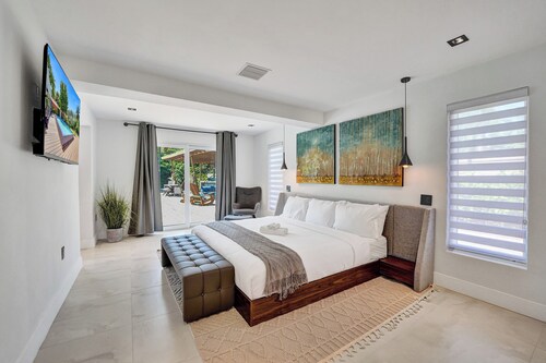 Spacious 6-bedroom villa - with Outdoor Oasis - Pool in charming Fort Lauderdale