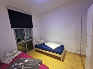 1 bedroom, bed sheets - Ferienwohnung Monteurwohnung Möbliertes Appartement Zentral in Wismar (Wismar)