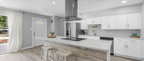 Refrigerador, microondas, horno y utensilios de cocina