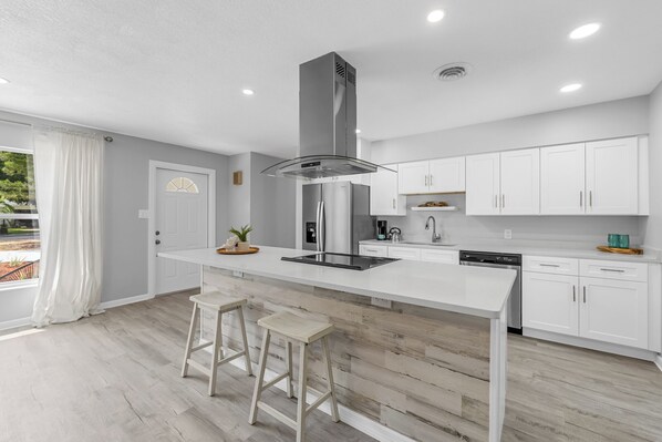 Fridge, microwave, oven, cookware/dishes/utensils - Calm Oasis Home, Pool, Walk to Restaurants (Rockledge)