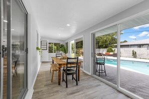 Outdoor dining - Calm Oasis Home, Pool, Walk to Restaurants (Rockledge)