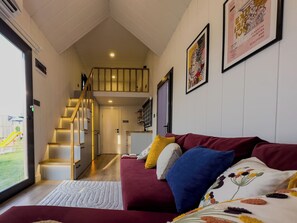 Suite Standar, 1 Tempat Tidur King dengan tempat tidur Sofa, kamar mandi pribadi | 1 kamar tidur, seprai premium, dan selimut bulu angsa