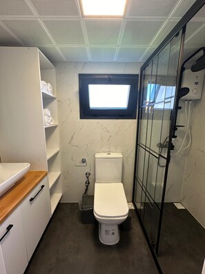 Suite Standard, 1 très grand lit et 1 canapé-lit, salle de bains privée, vue piscine | Salle de bain