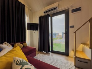 Standard-Suite, 1 King-Bett und Schlafsofa, eigenes Bad, Poolblick | 1 Schlafzimmer, hochwertige Bettwaren, Daunenbettdecken