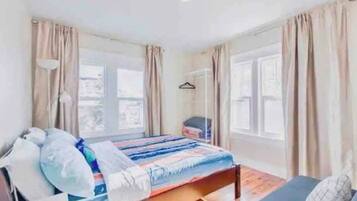 4 bedrooms, iron/ironing board, free WiFi, bed sheets