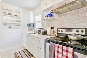 Fridge, microwave, oven, stovetop - **Riverview cottage** perfect for family vacation (Niagara Falls)