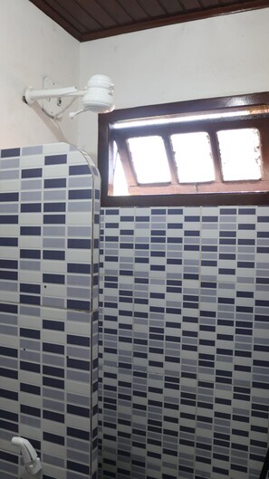 Economy Quadruple Room | Bathroom