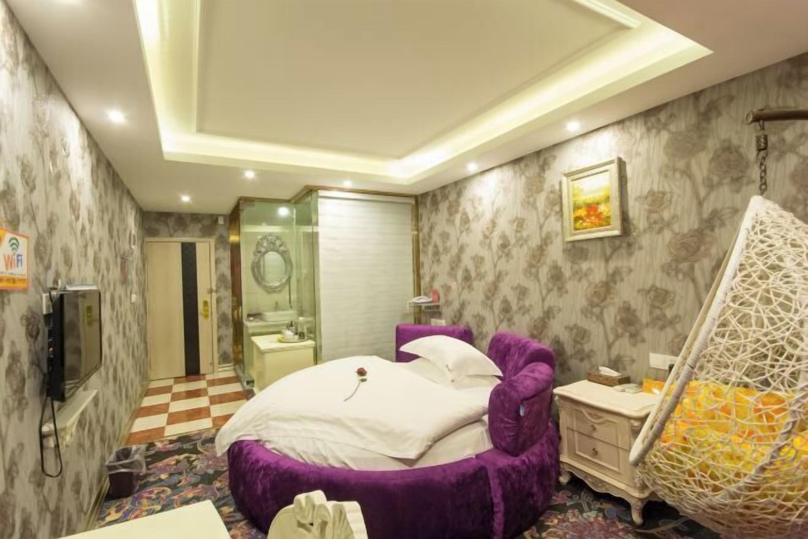 Un dormitorio con cama, tocador, silla colgante y suelo a cuadros.