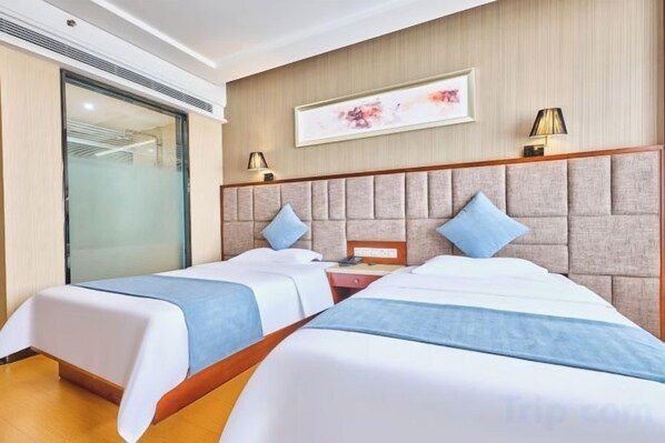 A hotel room with two beds, a wooden headboard, a nightstand, and a wall-mounted lamp. - Runxi Yueju Hotel (Zhengzhou Erqi Wanda Plaza) (Zhengzhou)