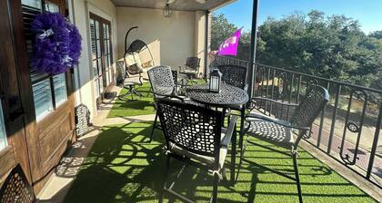 Downtown Front Street 2-bedroom townhome with balcony views