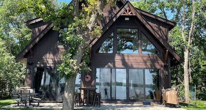 Beautiful, newly custom built, lake-front cabin on Lake Independence.