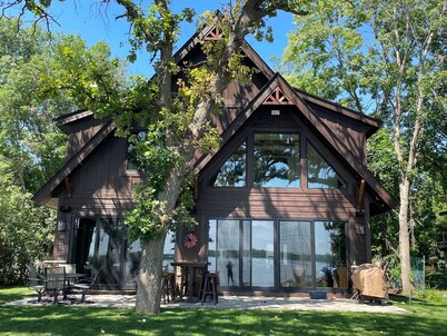 Beautiful, newly custom built, lake-front cabin on Lake Independence.