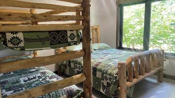 5 bedrooms, iron/ironing board, WiFi, bed sheets