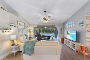 TV connectée, livres, chaîne hi-fi