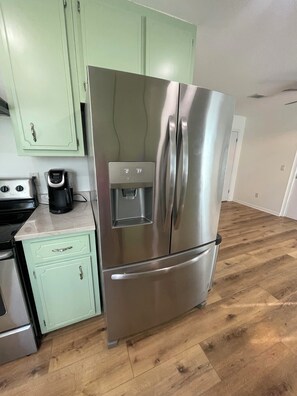 Fridge, microwave, oven, stovetop - Perdido Key Water View with Pool, Second Floor Duplex (Pensacola)