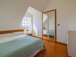 3 bedrooms, iron/ironing board, free WiFi, bed sheets