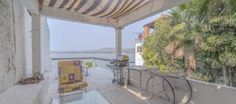 Lakeside Retreat Spacious Family Villa