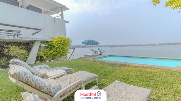 Outdoor pool, open 8:00 AM to 10:00 PM, pool umbrellas, sun loungers - Lakeside Retreat Spacious Family Villa (Jojutla)