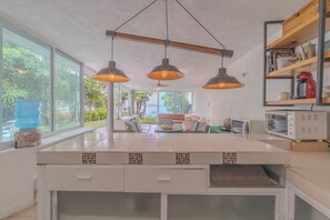 Familjevilla - flera sängar - privat pool - sjöutsikt | Eget kök