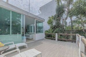 Villa familiar, varias camas, alberca privada, vista al lago | Terraza o patio