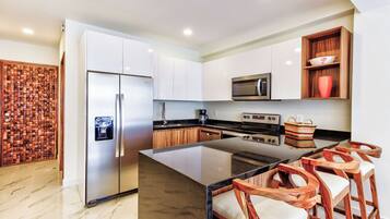 Departamento Confort, balcón, vista a la alberca | Cocina privada