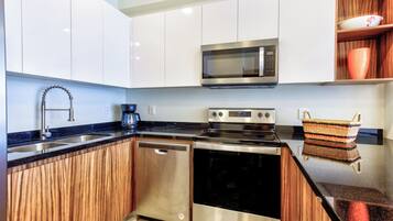 Departamento Confort, balcón, vista a la alberca | Cocina privada