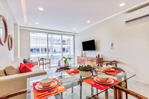 컴포트 아파트, 발코니, 수영장 전망 | 거실 공간 | 평면 TV