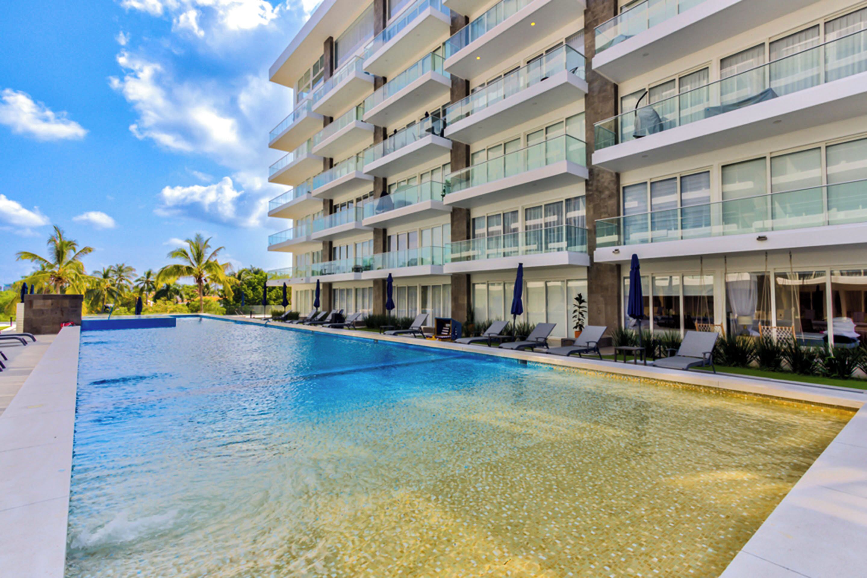 Una piscina al aire libre