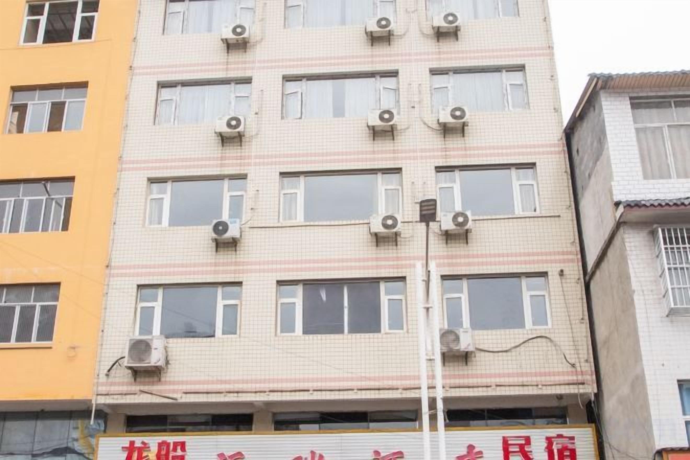 Un edificio de varios pisos con unidades de aire acondicionado en la fachada.