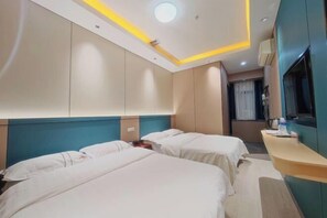 A hotel room with two beds, a desk, and a TV. - Yaju Homestay Hotel (Zunyi Conference Site) (Zunyi)