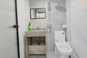 A compact bathroom with a toilet, sink, and shower. - Yaju Homestay Hotel (Zunyi Conference Site) (Zunyi)