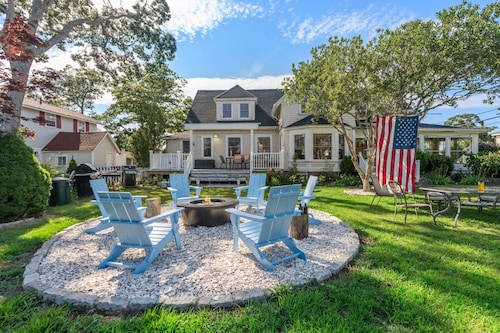 6-bedroom Oasis house in Onset w/ HUGE backyard, Firepit, Wifi, & work desk