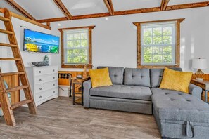 Deluxe Cabin, Lagoon View | Living area