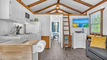 Deluxe-Ferienhütte, Blick auf die Lagune | Wohnbereich | 50-Zoll-Flachbildfernseher mit Digitalempfang, Fernseher, Netflix