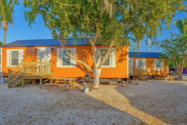 Family Cabin | 2 bedrooms, blackout curtains, free WiFi, bed sheets - Aqua Lodges at 47th Street Gulfside (Marathon)