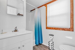 Deluxe Cabin, Lagoon View | Bathroom | Shower, hair dryer, towels, soap - Aqua Lodges at 47th Street Gulfside (Marathon)