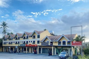 Exterior - RedDoorz Plus @ Balai Sofia Bed & Breakfast Batangas (Talisay)
